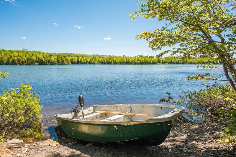 Vue sur le lac dans la cours du chalet Danielle