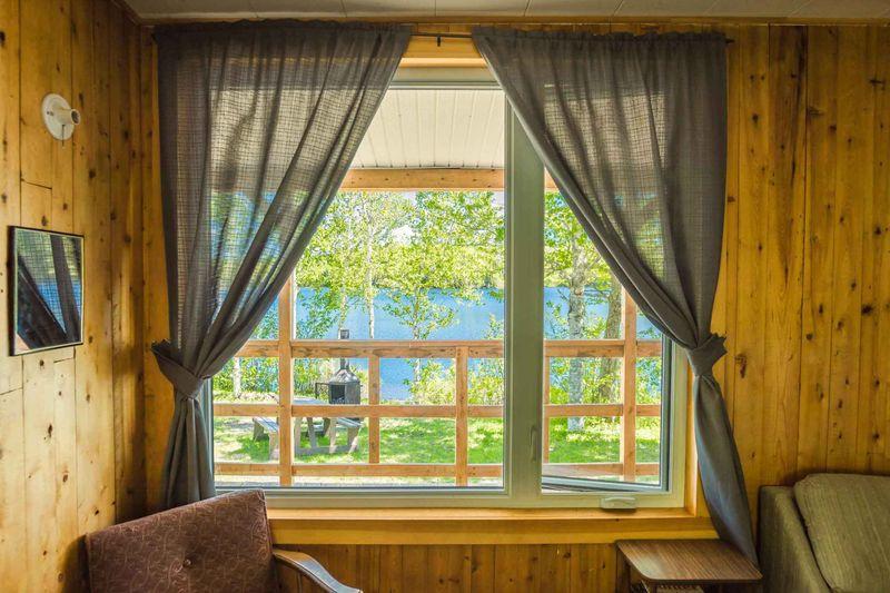 Vue du salon vers l'extérieur